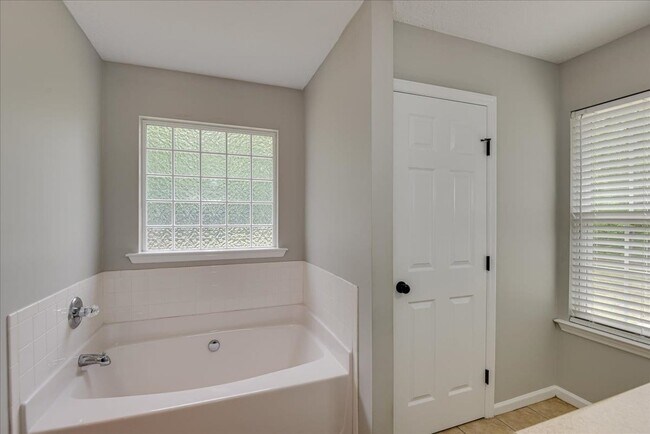 Building Photo - 1021 Mansford Ln