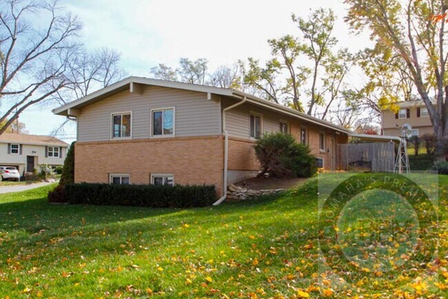 Building Photo - Comfortable 3 Bd /1.5 Ba Home  $300.00 off...