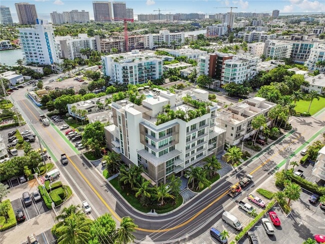 Building Photo - 10281 W Bay Harbor Dr