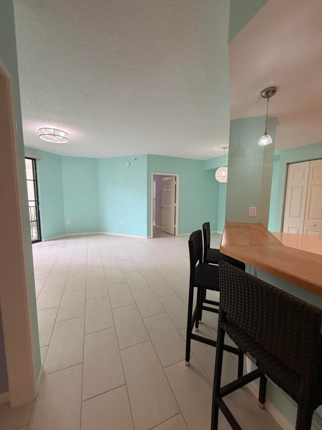 Building Photo - 630 S Sapodilla Ave