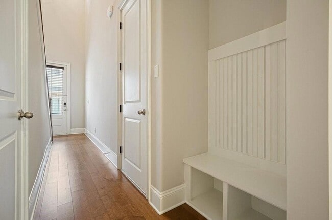 Building Photo - 123 Village Green Ave