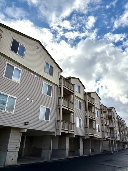 Building Photo - OUTLOOK APTS