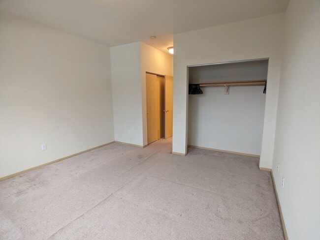 Building Photo - Townhouse, 2BD/1.5BA Condo, Radiant Heat Floors Incl Garage