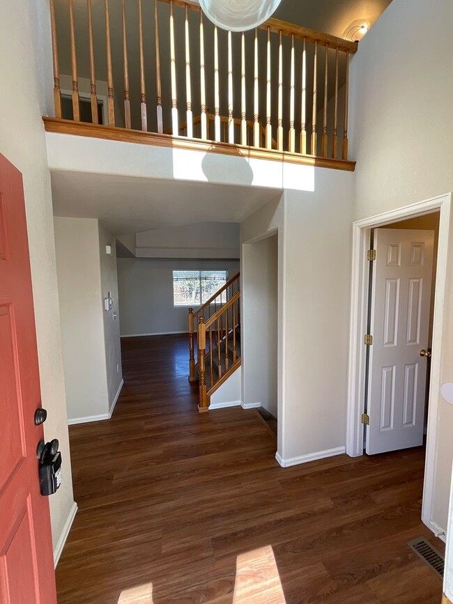 Building Photo - 3 Bedroom Home Available Near N Powers Blv...