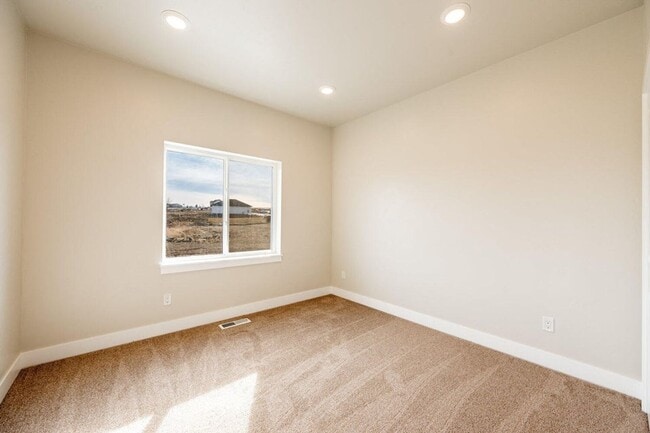 Building Photo - BRAND NEW! 2 BED/ 2BATH!