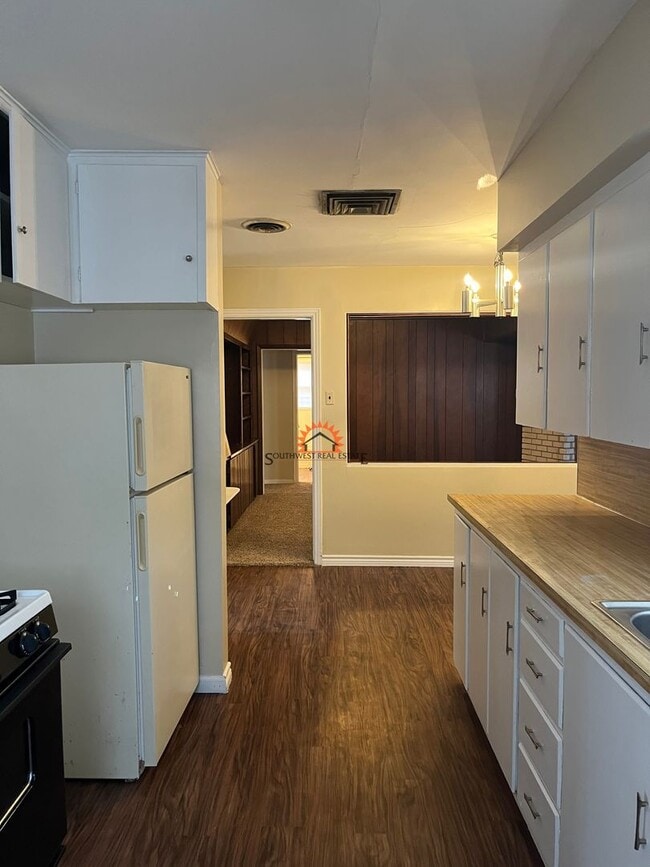 Building Photo - Spacious 3 bedrooms 1.5 baths home with 1 ...