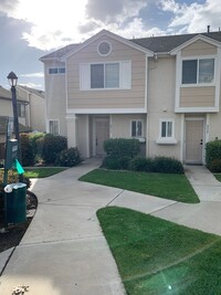 Building Photo - 3 bedroom, 2 1/2 bath townhome located nea...