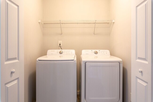 Building Photo - 4 Bedroom/2.5 Bath Townhouse!