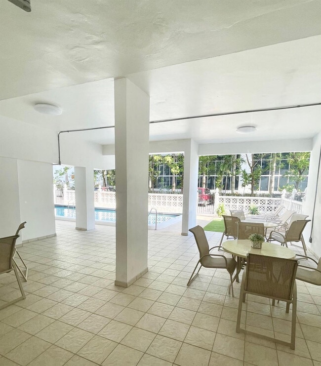 Building Photo - 3000 Riomar St