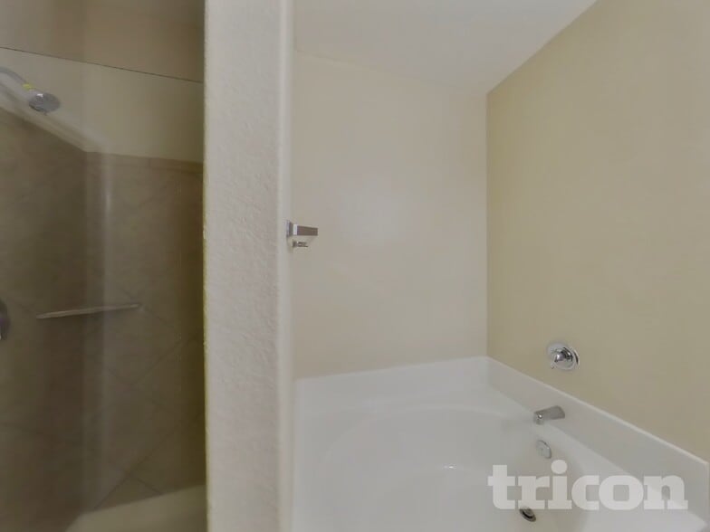 Building Photo - 4607 Le Villas