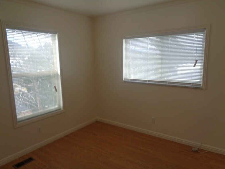 Building Photo - 777 Valley View Dr