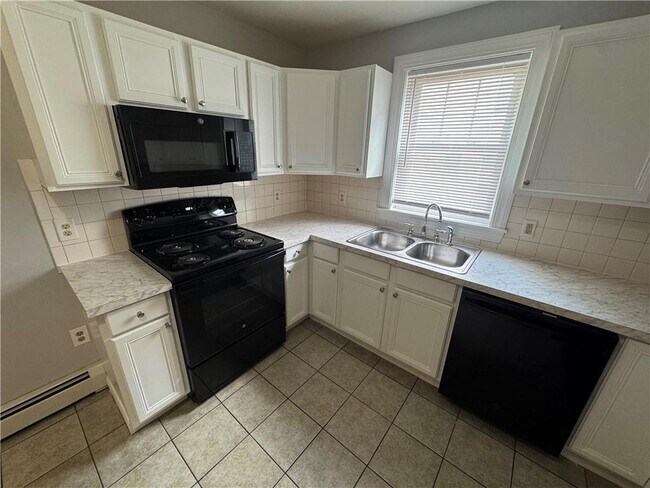 Building Photo - 136 Almy St