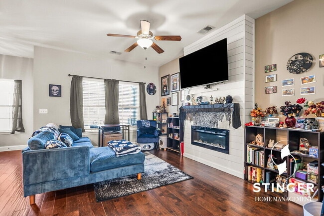 Building Photo - 332 Dante Cir