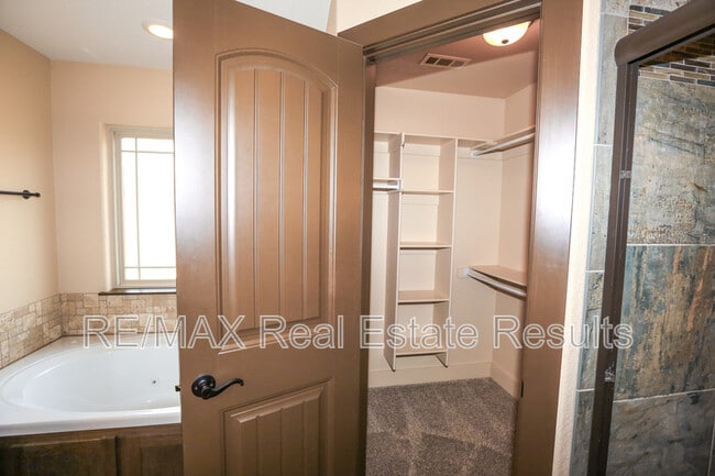 Building Photo - 1000 Peak St