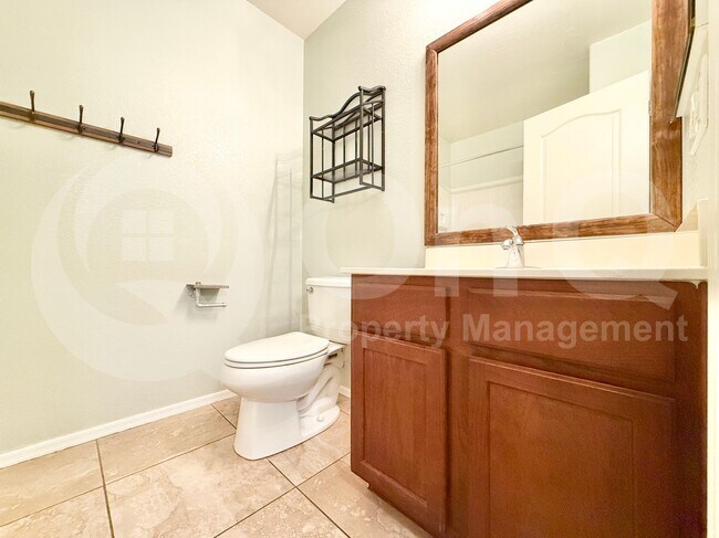 Building Photo - 1032 E Daniella Dr