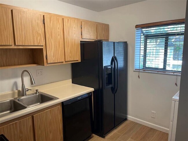 Building Photo - 102 Gardens Dr