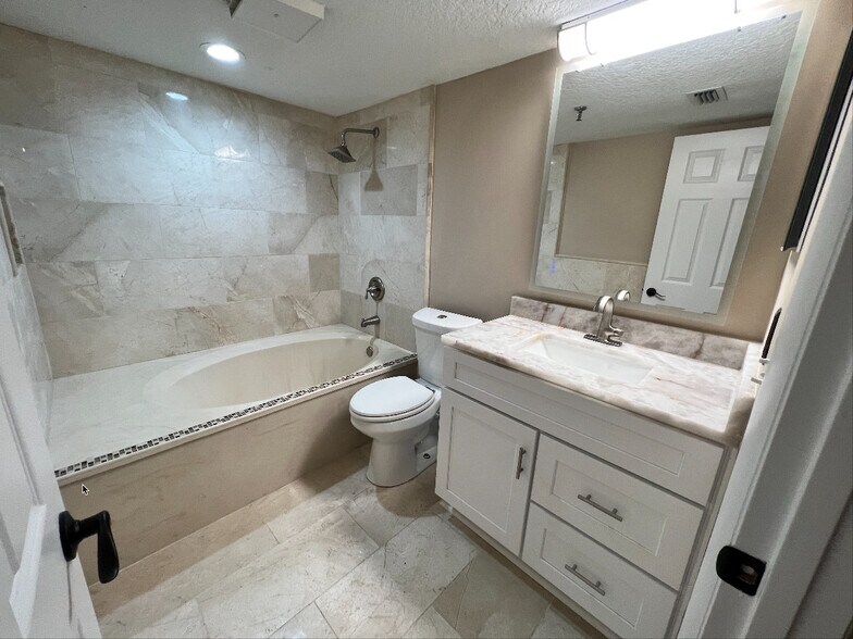 Master bath - 1551 1st St S