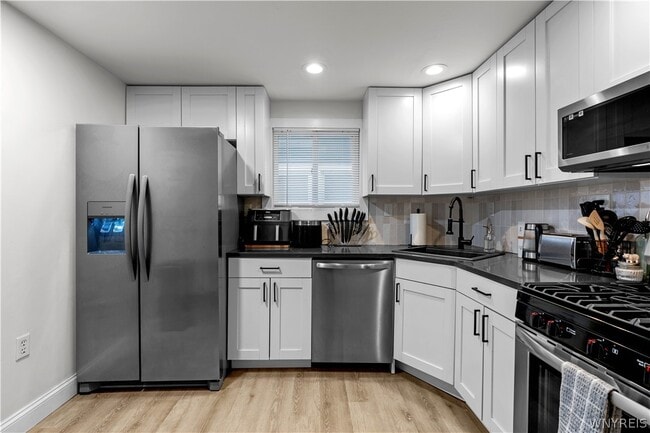 Building Photo - 641 Forest