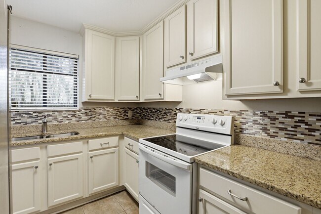 Building Photo - Southfork Oaks Condo