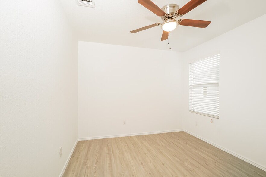 Building Photo - 13910 Reservoir Dr