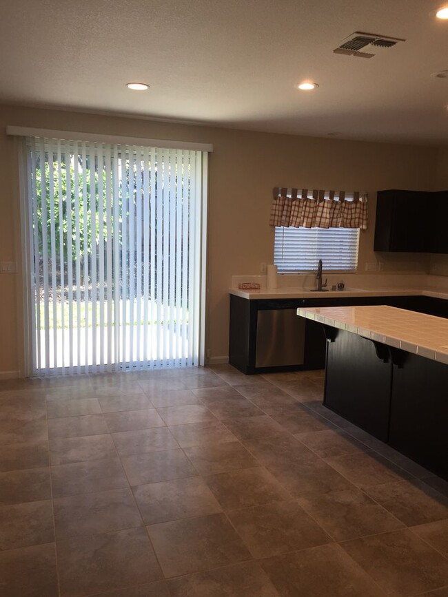 Building Photo - Avail 6/27 - Single level Rocklin home wit...