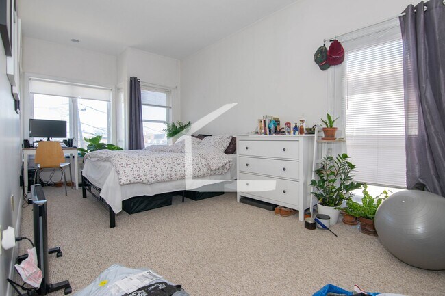 Building Photo - HOT BRIGHTON LISTING!!!!