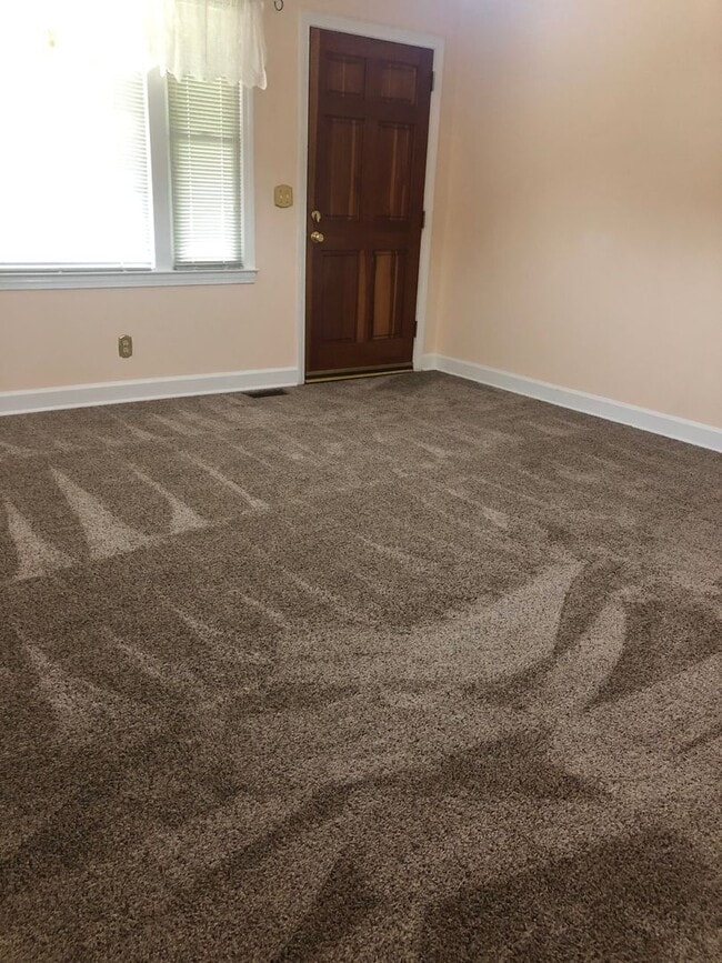 Building Photo - 3 Bedroom, 1.5 Bath Home near Furman Unive...