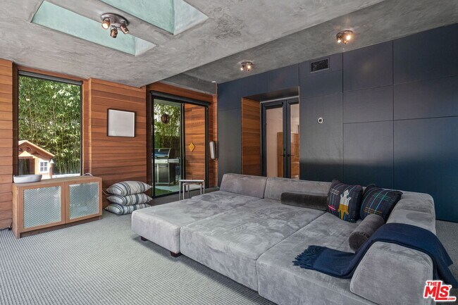 Building Photo - 835 Superba Ave