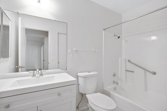 Building Photo - Private 2/2  Unit • Quiet Community • Prime North Phoenix Location