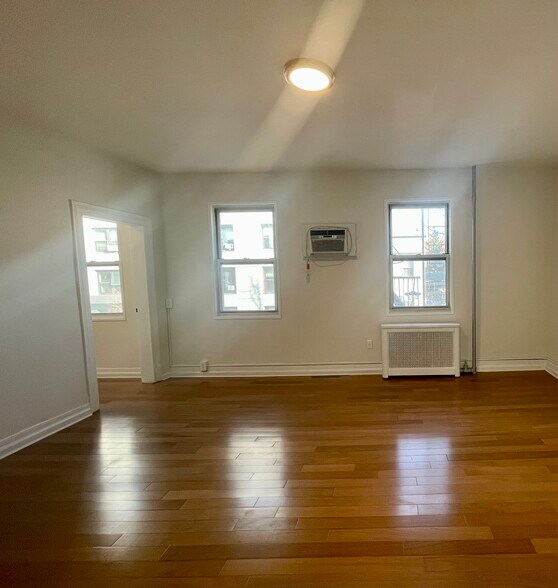 Large bedroom - 397 Manhattan Ave