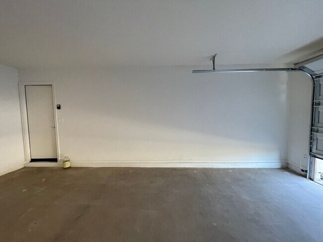 Building Photo - Spacious New-Build Family Home!