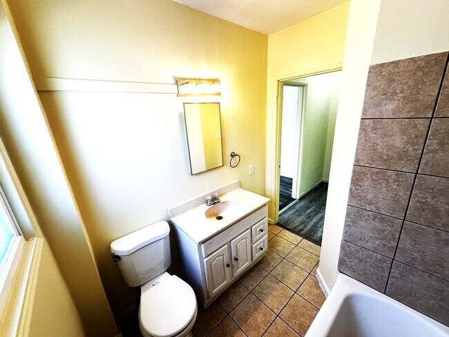 Building Photo - 2 BED/1 BATH/Home For RENT! Cozy, and Char...