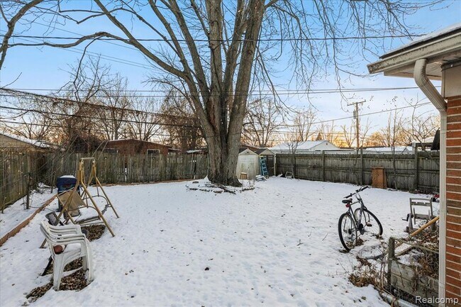 Building Photo - 1564 Moulin Ave