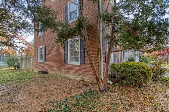 Building Photo - Discover Exceptional Townhouse Living!