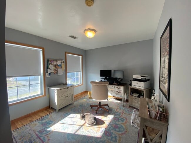 Building Photo - Gorgeous 3 bedroom 2.5 bath with one stall detached garage and fenced in backyard for rent!