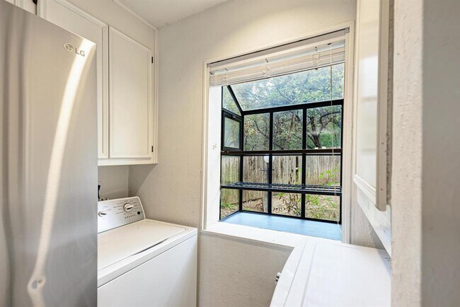 Building Photo - 1938 Holly Hill Dr