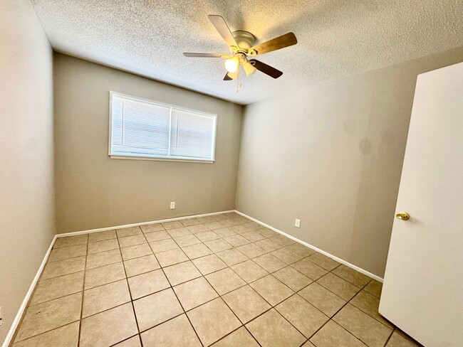 Building Photo - Unbelievable location! Available Today!