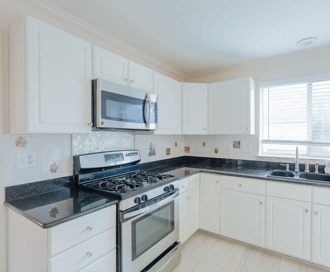 Building Photo - Beautiful 4 BR/3.5 BA Single-Family Home i...