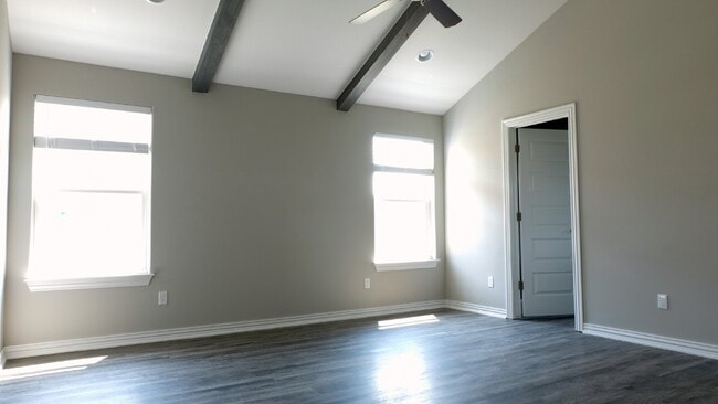 Building Photo - 1/2 off first month rent!  Three Bedroom Two Bath - Now $1,799 a month!