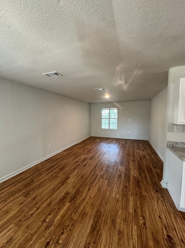 Building Photo - REMODELED 3/1  apartment in Trumann AVAILA...