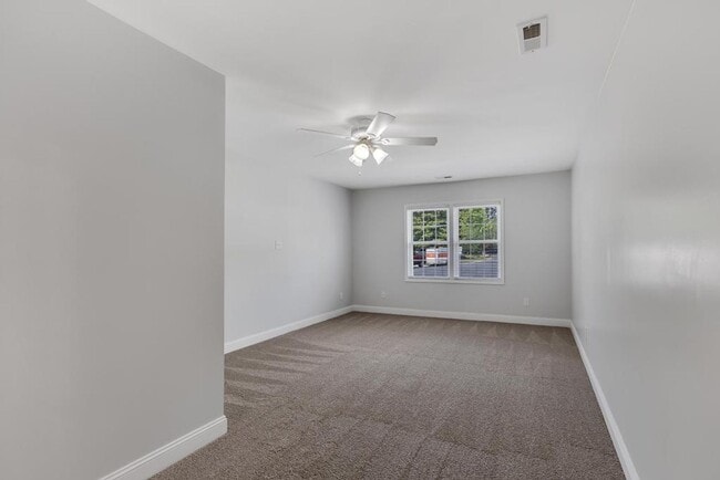 Building Photo - Large Ranch Home with 3BR/ 2 Bath with an Extra Bonus Room!