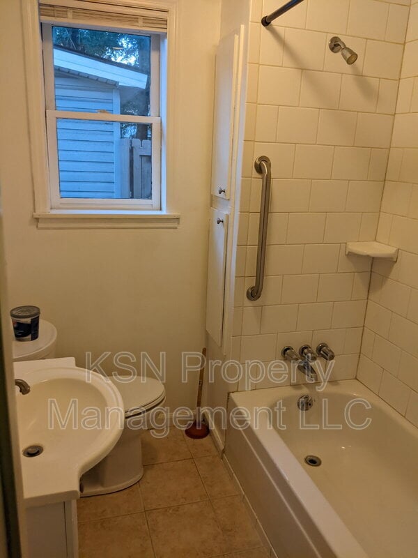 Building Photo - 514 E 64th St