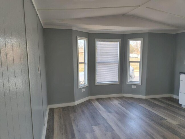 Building Photo - 814 S Kern Ave