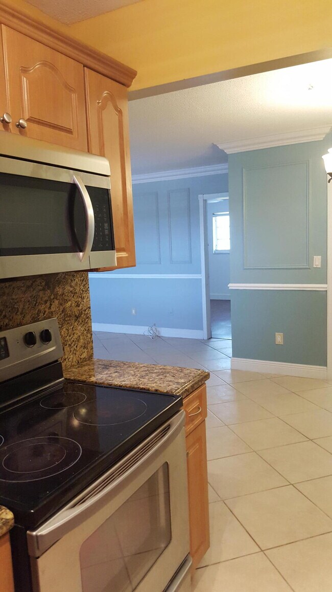 Building Photo - 421 NE 1st St