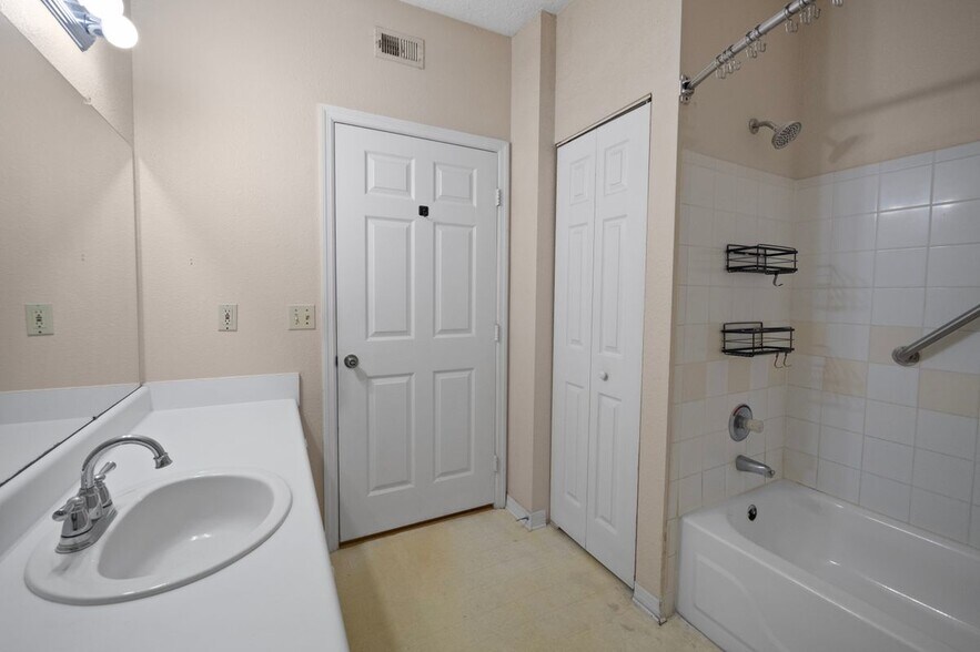Building Photo - 11510 Villa Grand