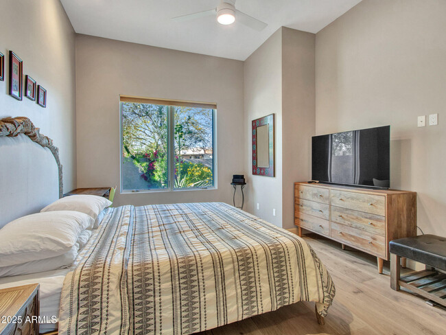 Building Photo - 6031 E Paradise Dr