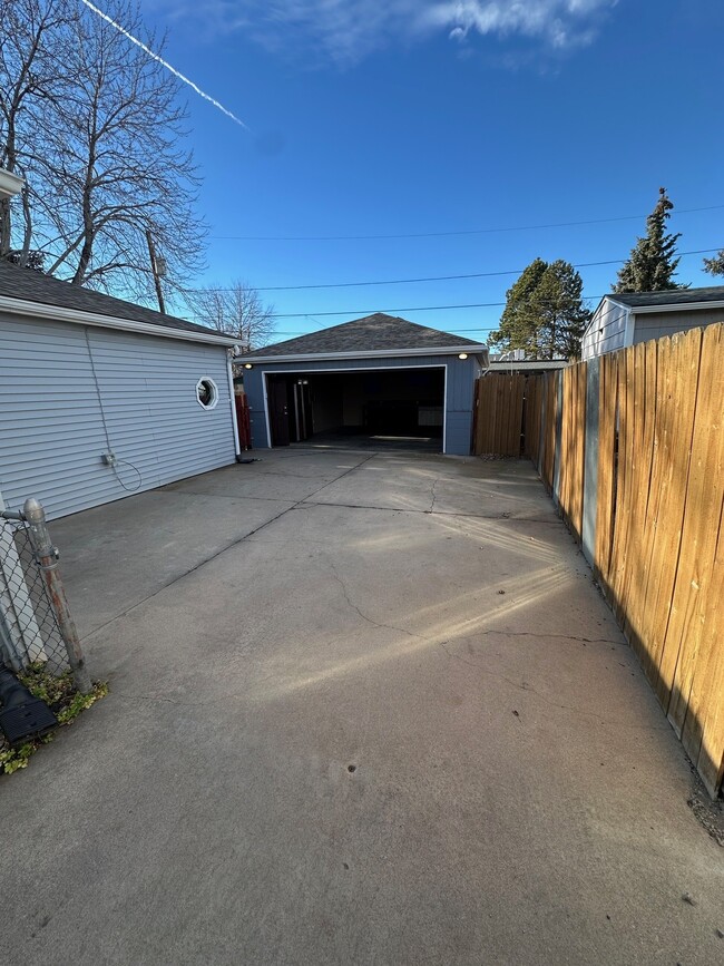 Building Photo - 1325 S Utica St