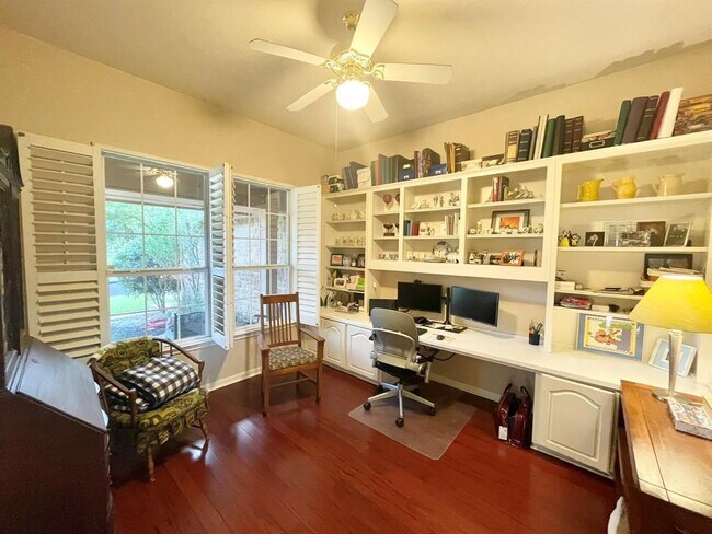 Building Photo - 107 Yaupon Ln