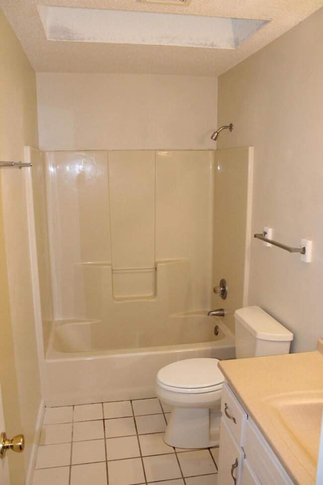 Building Photo - 305 Ashley Dr