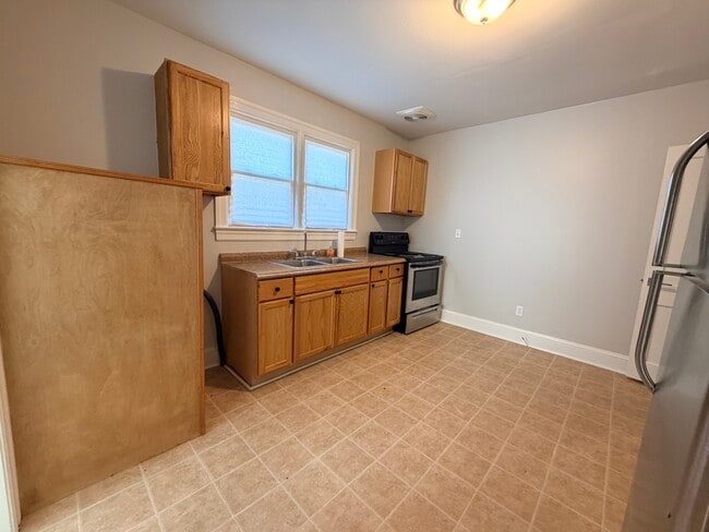 Building Photo - 104 Sycamore St